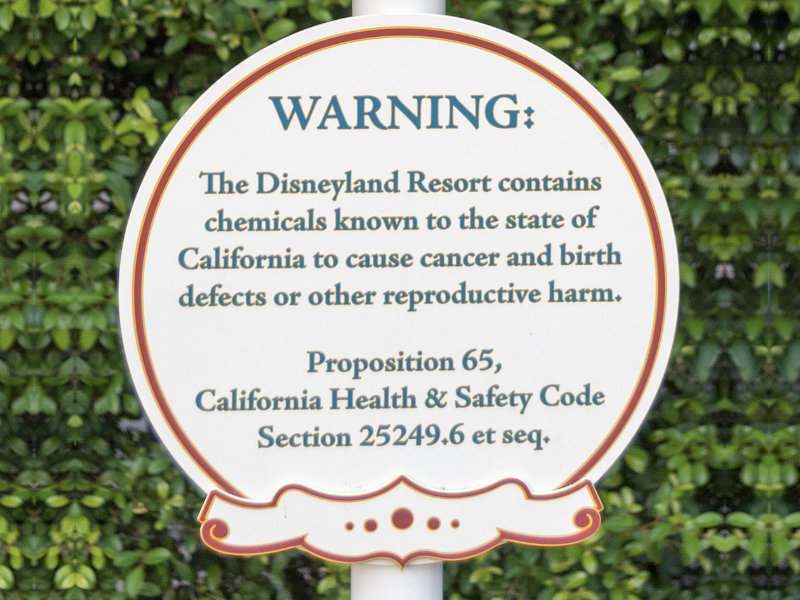 This sign at Disneyland provides a clear warning to visitors in accordance with Prop 65.