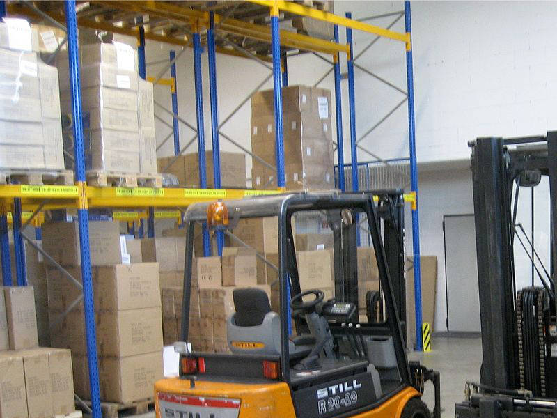 Unitized pallet loads in racking system